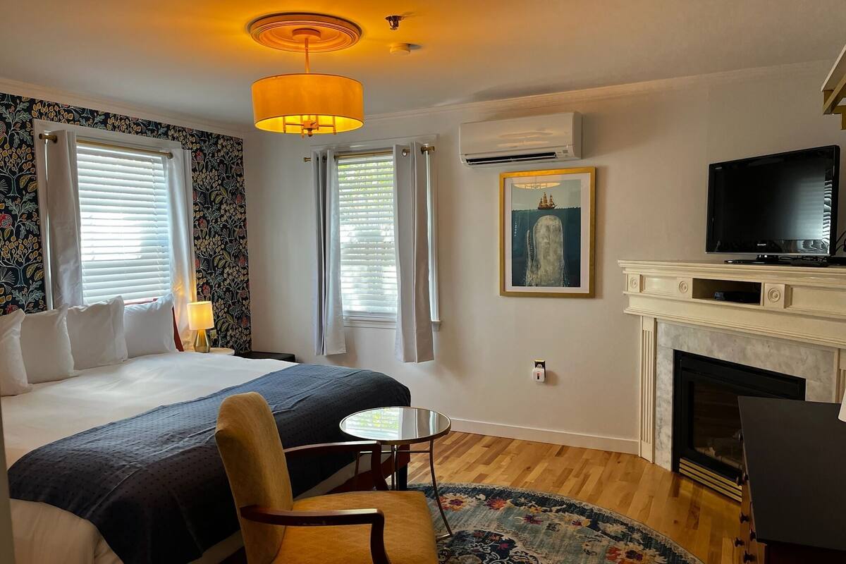 Signature Room, King Bed with Fireplace | WiFi (free), bed sheets
