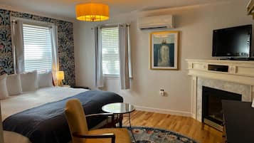 Signature Room, King Bed with Fireplace | Free WiFi, bed sheets