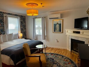 Signature Room, King Bed with Fireplace | Wi-fi (inkludert) og sengetøy