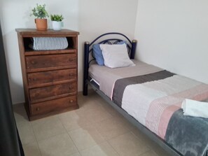 3 chambres, bureau, fer et planche à repasser, accès au Wi-Fi (inclus)