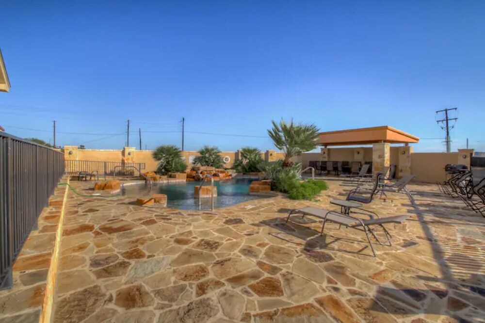 Lovely 3 bedroom condo with pool on Lake Amistad