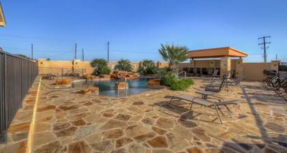 Lovely 3 bedroom condo with pool on Lake Amistad