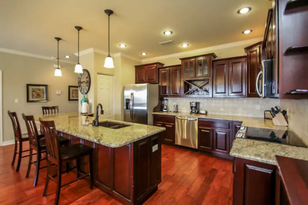 Lovely 3 bedroom condo with pool on Lake Amistad