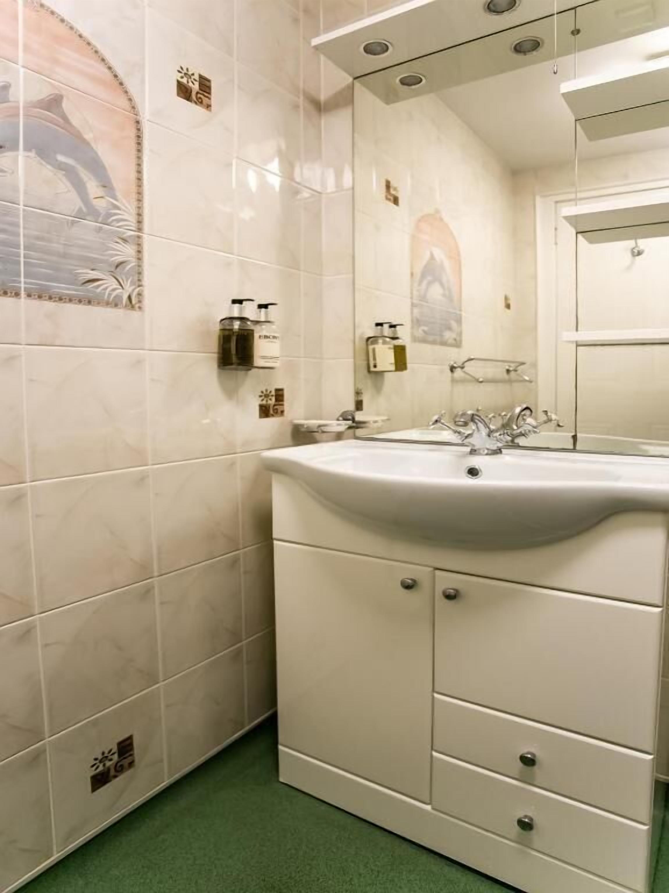 deluxe double room | bathroom | bathrobes, towels
