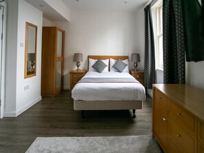 Bureau, fer et planche à repasser, Wi-Fi gratuit, draps fournis