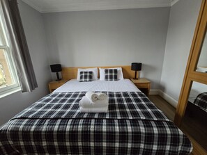 Estudio superior | Escritorio, tabla de planchar con plancha, wifi gratis y ropa de cama
