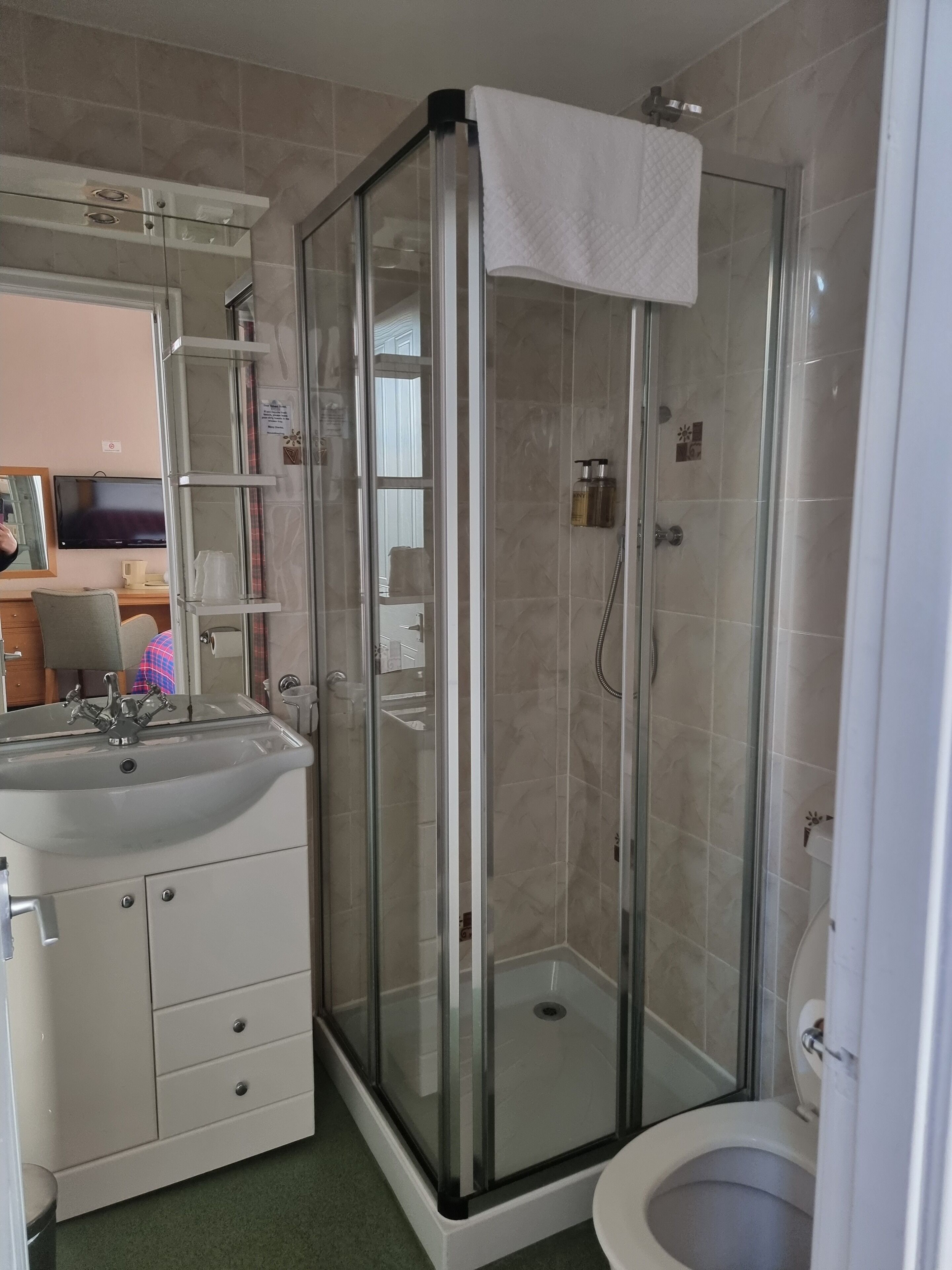 superior studio | bathroom | bathrobes, towels