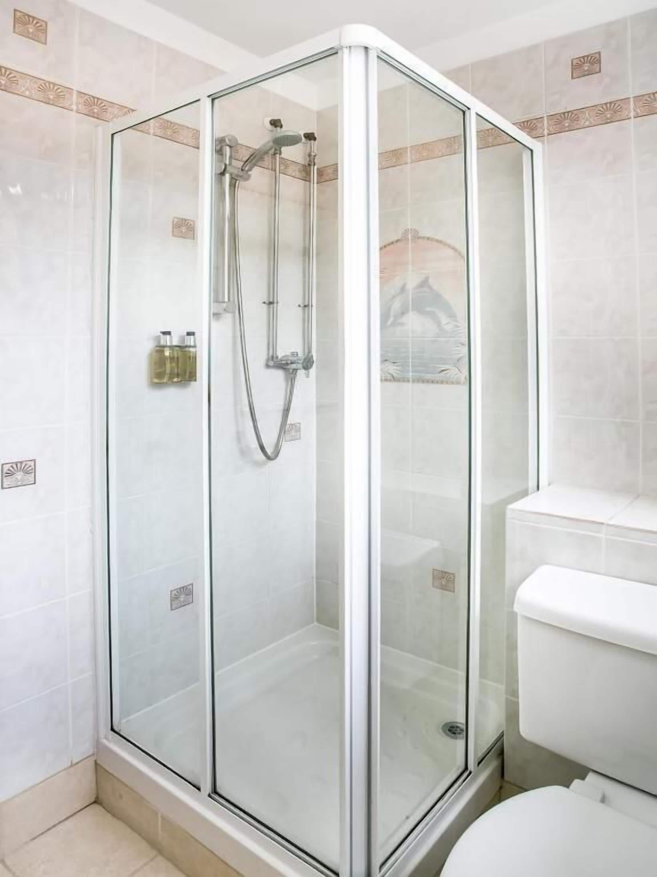 standard single room | bathroom | bathrobes, towels