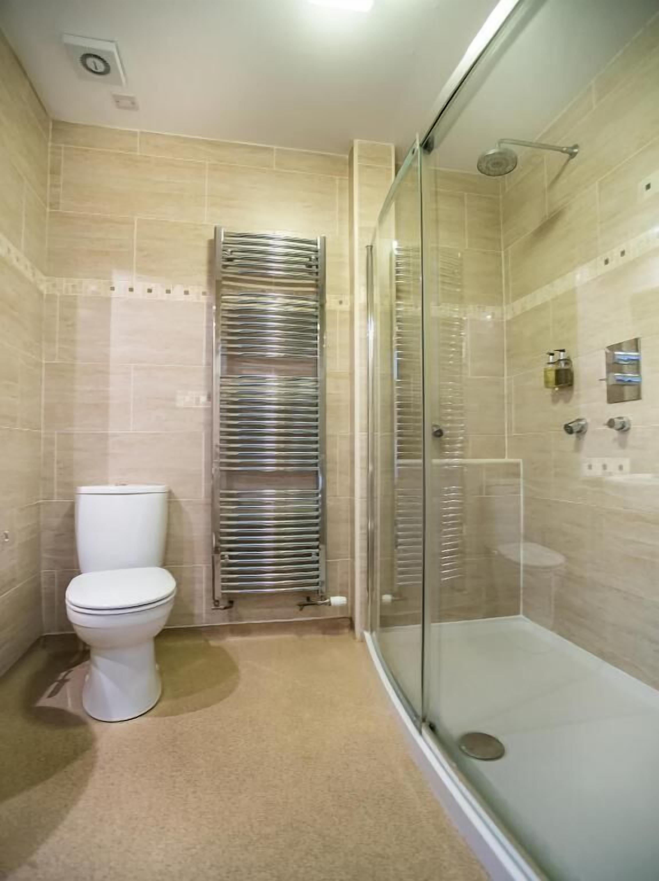 deluxe double room | bathroom | bathrobes, towels