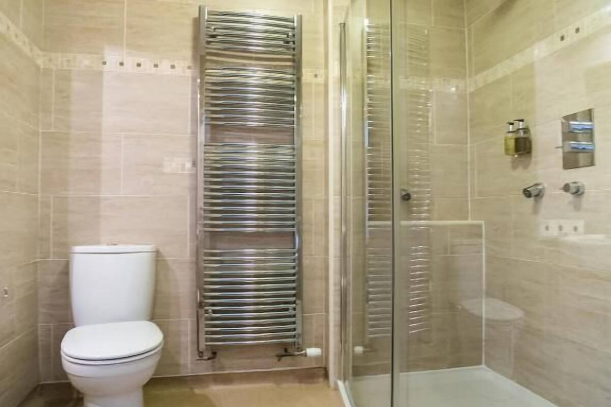 deluxe double room | bathroom | bathrobes, towels