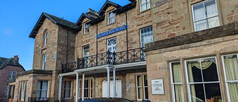 Façade de lâhĂ©bergement â soirĂ©e/nuit