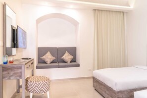 2 bedrooms, desk, WiFi, bed sheets
