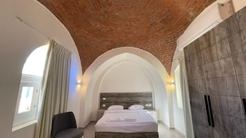 2 bedrooms, desk, WiFi, bed sheets