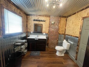 Duschwanne, Handtücher, Seife, Toilettenpapier