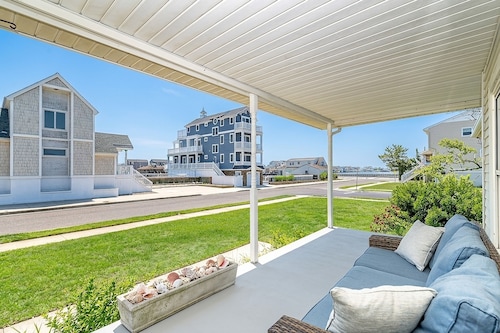 Bay-View Bungalow, Dogs Welcome, Parking — Sleeps 9, Single Level