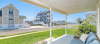 Bay-View Bungalow, Dogs Welcome, Parking — Sleeps 9, Single Level
