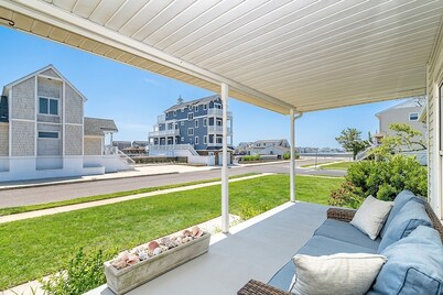 Bay-View Bungalow, Dogs Welcome, Parking — Sleeps 9, Single Level
