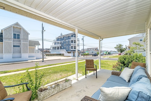 Beach Bungalow w/ Waterfront View. Short Walk to Shops, Restaurants and Beaches