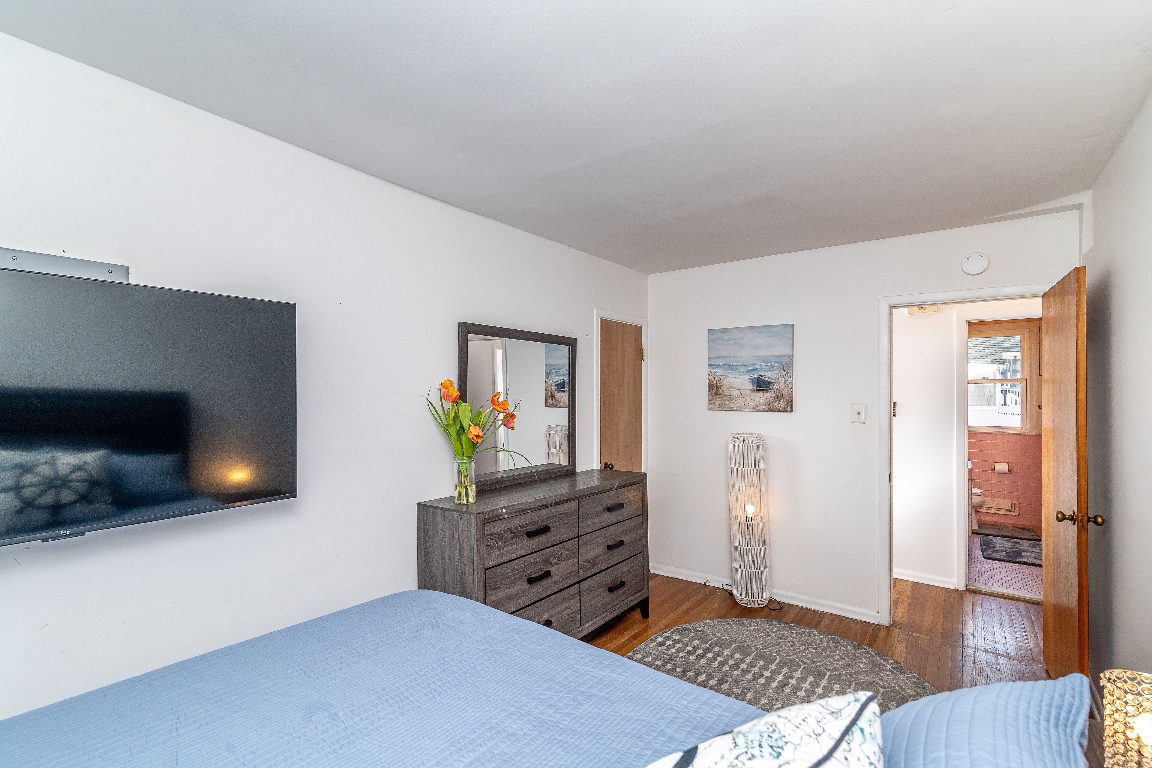 3 bedrooms, desk, iron/ironing board, travel cot