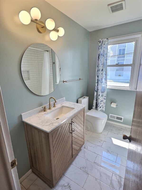 Combined shower/bathtub, hair dryer, towels, soap