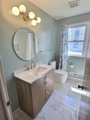Bay-View Bungalow, Dogs Welcome, Parking — Sleeps 9, Single Level