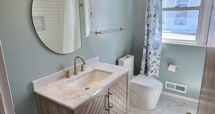 Bay-View Bungalow, Dogs Welcome, Parking — Sleeps 9, Single Level