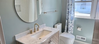 Bay-View Bungalow, Dogs Welcome, Parking — Sleeps 9, Single Level