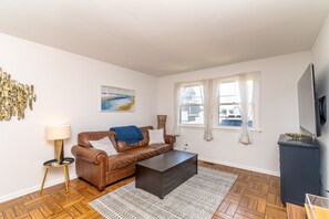 Een smart-tv, een muziekbibliotheek en een stereo