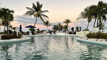 Alberca al aire libre y alberca climatizada