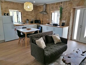 Kjøleskap, mikrobølgeovn, kaffetrakter/tekoker og kjøkkenutstyr