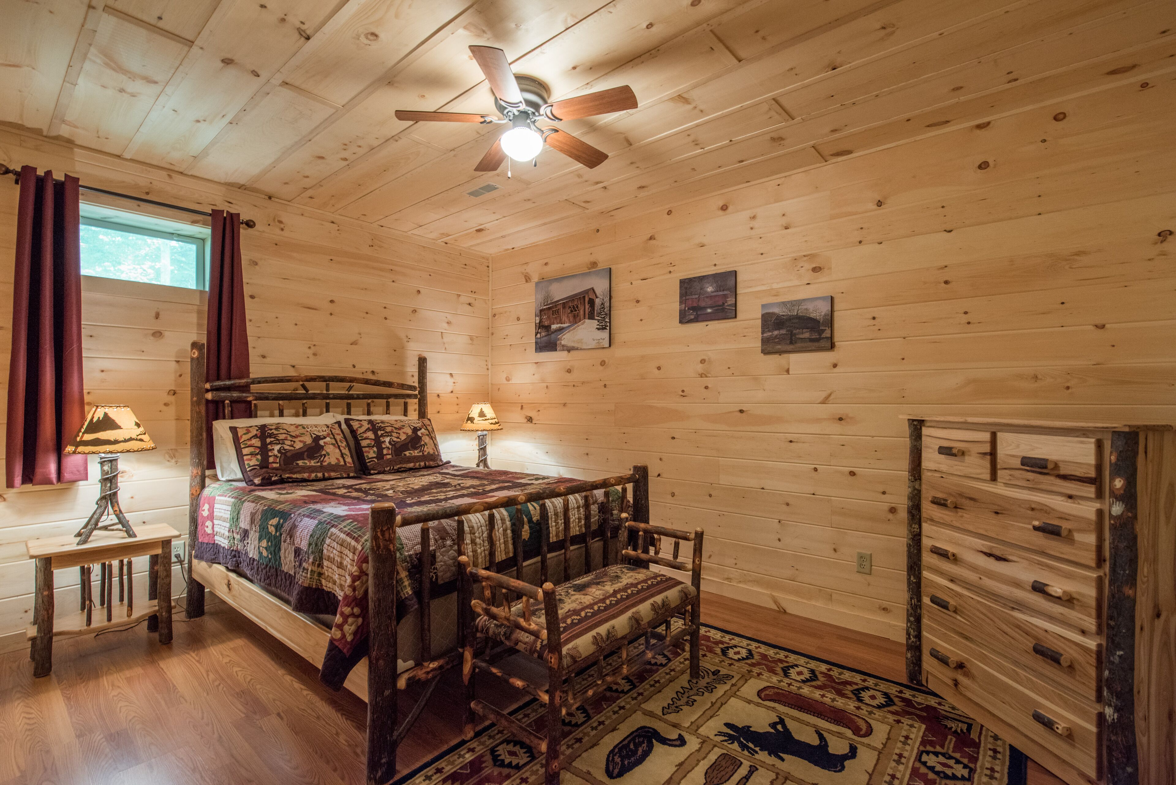 Whispering Oaks 3 bedroom Cabin, minutes from Old Man's Cave