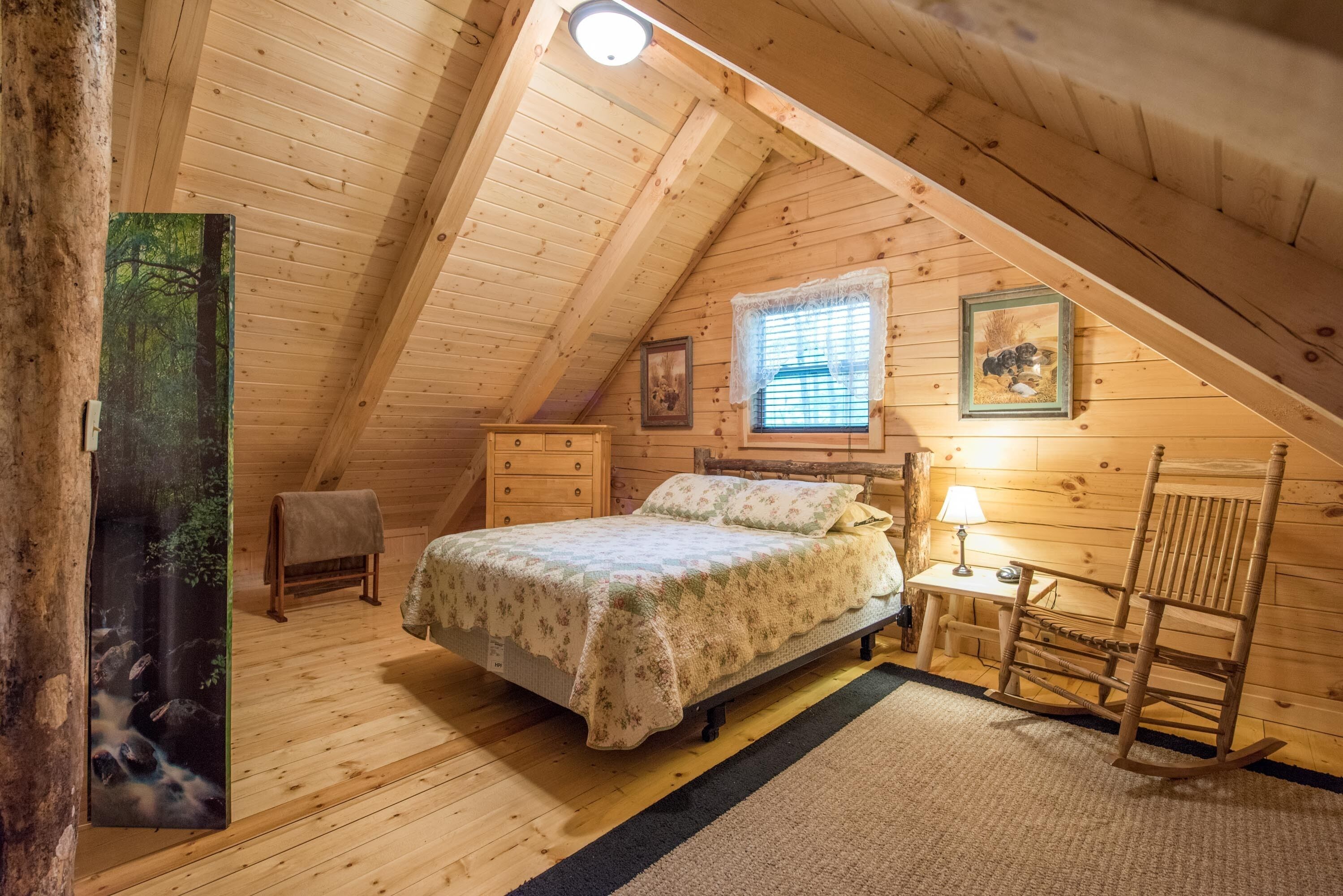 Whispering Oaks 3 bedroom Cabin, minutes from Old Man's Cave