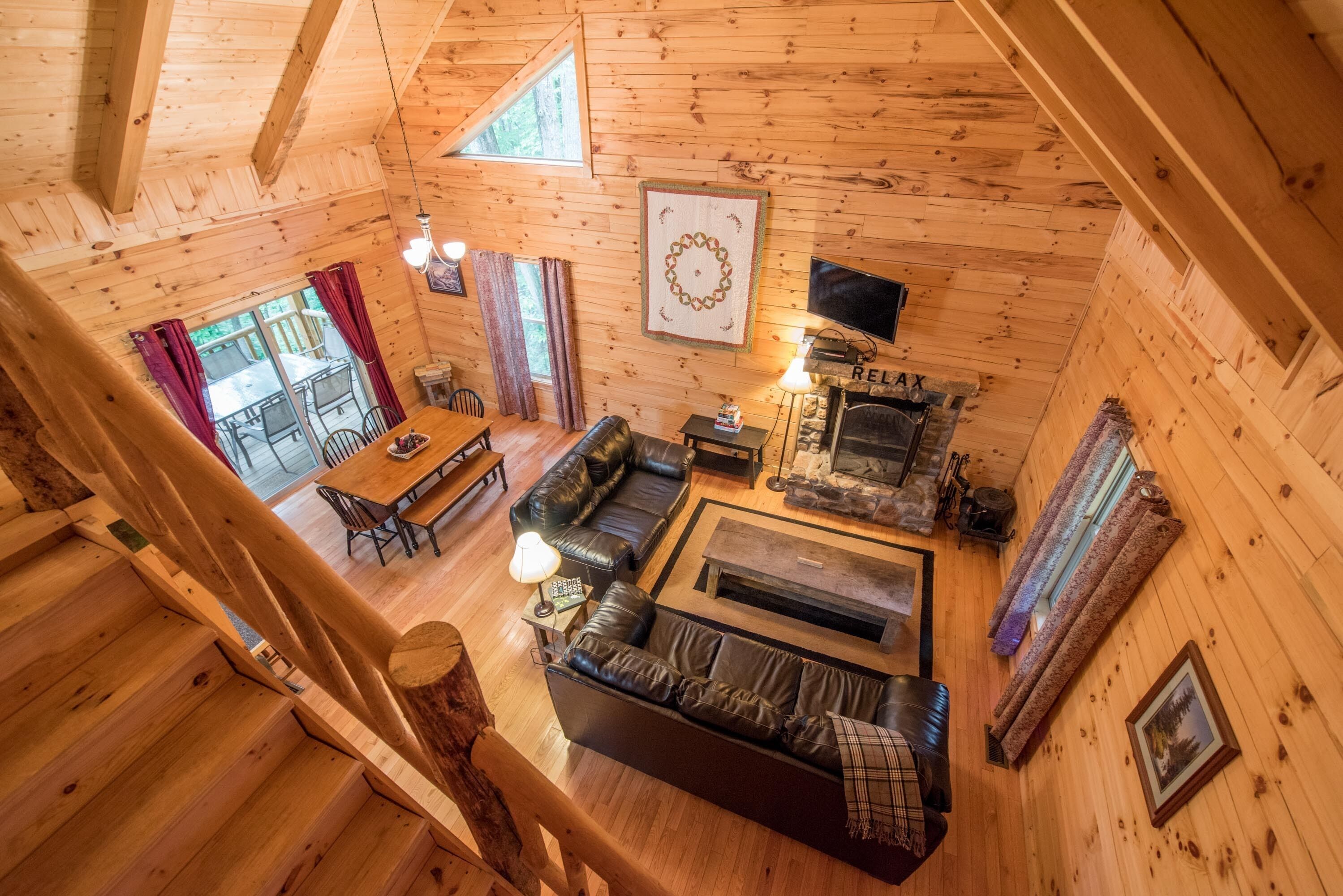 Whispering Oaks 3 bedroom Cabin, minutes from Old Man's Cave