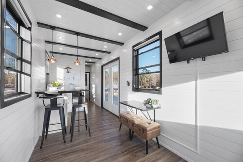 Five Spice Powder 2 mins to Lake Conroe! Heated Pool, Stocked Ponds, Cute Pygmy Goats