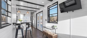 Five Spice Powder 2 mins to Lake Conroe! Heated Pool, Stocked Ponds, Cute Pygmy Goats