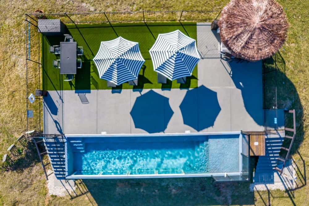 Felices los 4 close to Lake Conroe! Heated Pool, Stocked Ponds, Cute Pygmy Goats