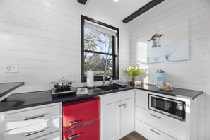 Refrigerador, microondas, cafetera y tetera y utensilios de cocina 