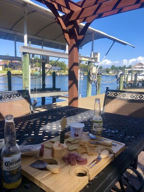 Outdoor dining - Amazing Waterfront Home w/ Pool, Spa & Boat Lift (Cape Coral)