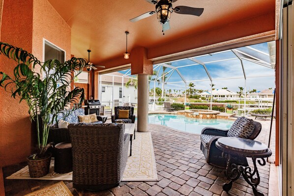 Outdoor dining - Amazing Waterfront Home w/ Pool, Spa & Boat Lift (Cape Coral)