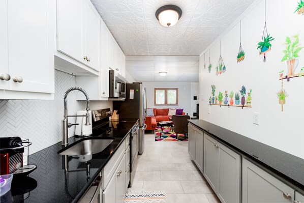 Fridge, microwave, oven, stovetop - Spacious Home by Forest Park:Family & Pet Friendly (St. Louis)