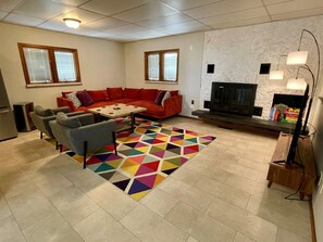 Smart TV, video games, books, offices - Spacious Home by Forest Park:Family & Pet Friendly (St. Louis)