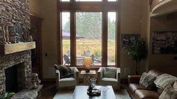 Télévision, cheminée, table de tennis de table, chaßne hi-fi