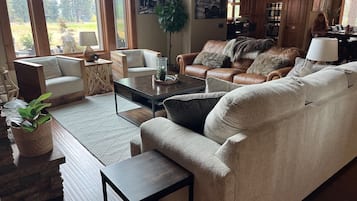 Télévision, cheminée, table de tennis de table, chaßne hi-fi