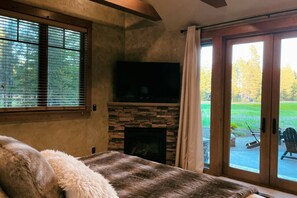 4 bedrooms, desk, iron/ironing board, WiFi