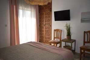 3 slaapkamers, een strijkplank/strijkijzer, gratis wifi, beddengoed