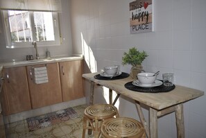 Een koelkast, een microgolfoven, een oven, een vaatwasser