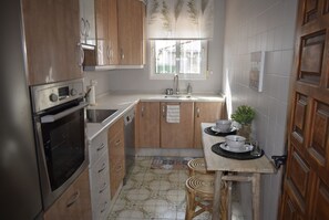 Een koelkast, een microgolfoven, een oven, een vaatwasser