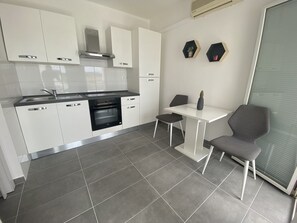 Kjøleskap, mikrobølgeovn, kokeplater og kaffetrakter/tekoker