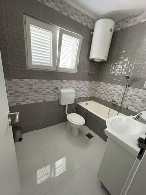 Badewanne, Haartrockner, Handtücher