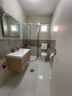Shower, towels - Apartments Roko- One bedroom apartment with balcony and sea view (A3) (Sveti Filip i Jakov)
